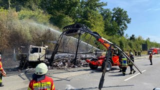 Die Feuerwehr löscht die Überreste des brennenden Lkw auf der A3 bei Sessenhausen. 