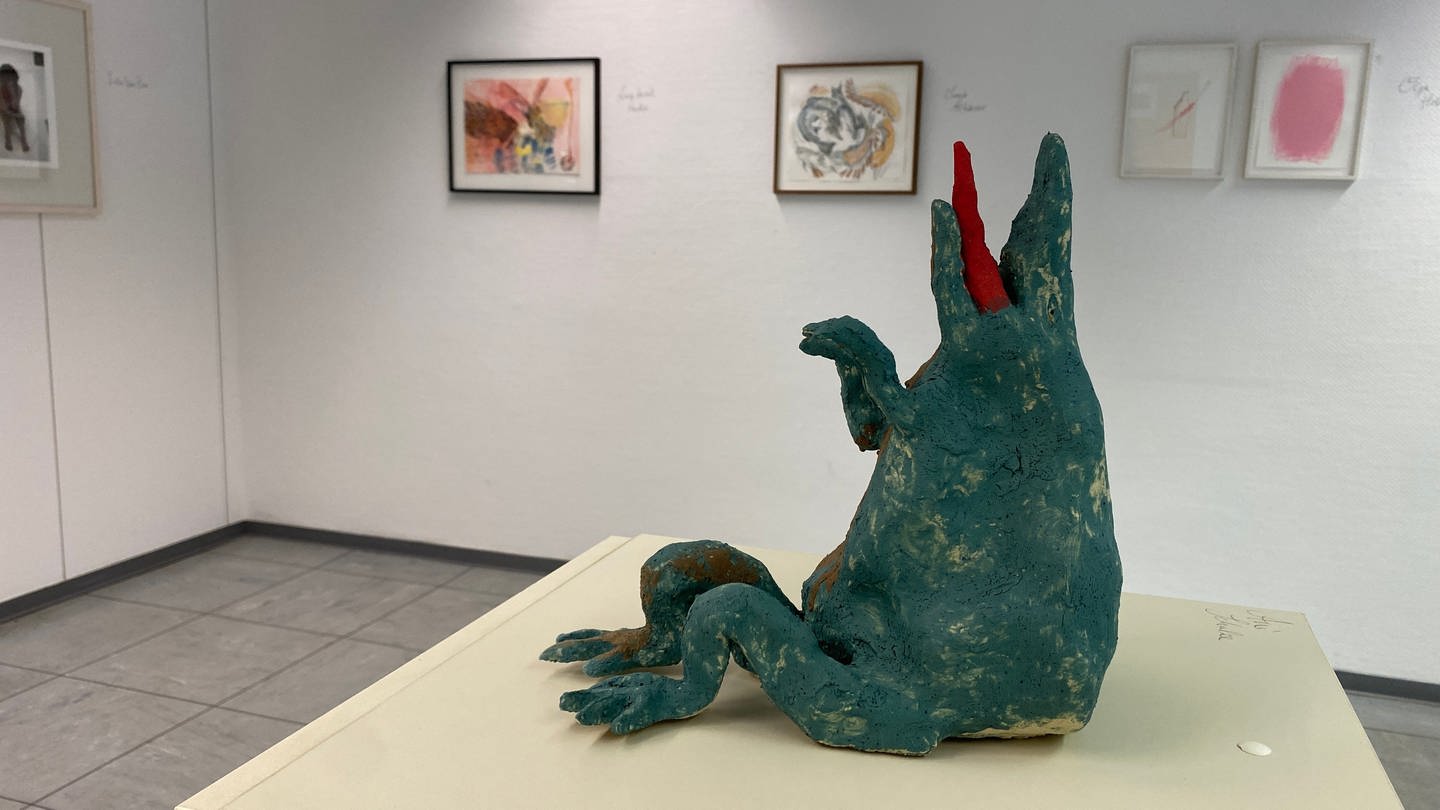 Frosch-Skulptur in den Ausstellungsräumen der Artothek in Neuwied