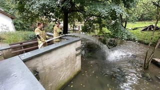 Die Feuerwehr der Verbandsgemeinde Kirchen füllt den Teich der Fischotter im Tierpark Niederfischbach.