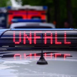 Polizeiauto mit Anzeige Unfall: auf der A61 bei Emmelshausen sind zwei Lkw verunfallt.