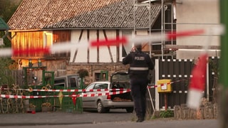 Zwei Personen mit Schussverletzungen sind am Freitag bei Breitscheid (Kreis Neuwied) entdeckt worden. Zuvor sei die Polizei über eine Schussabgabe informiert worden, teilte das Präsidium in Koblenz mit. 