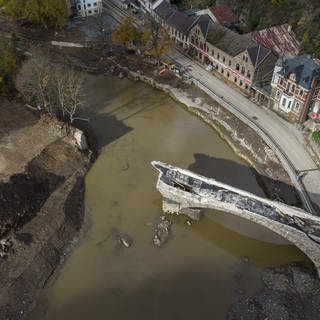 Luftaufnahme zerstörte Brücke über der Ahr