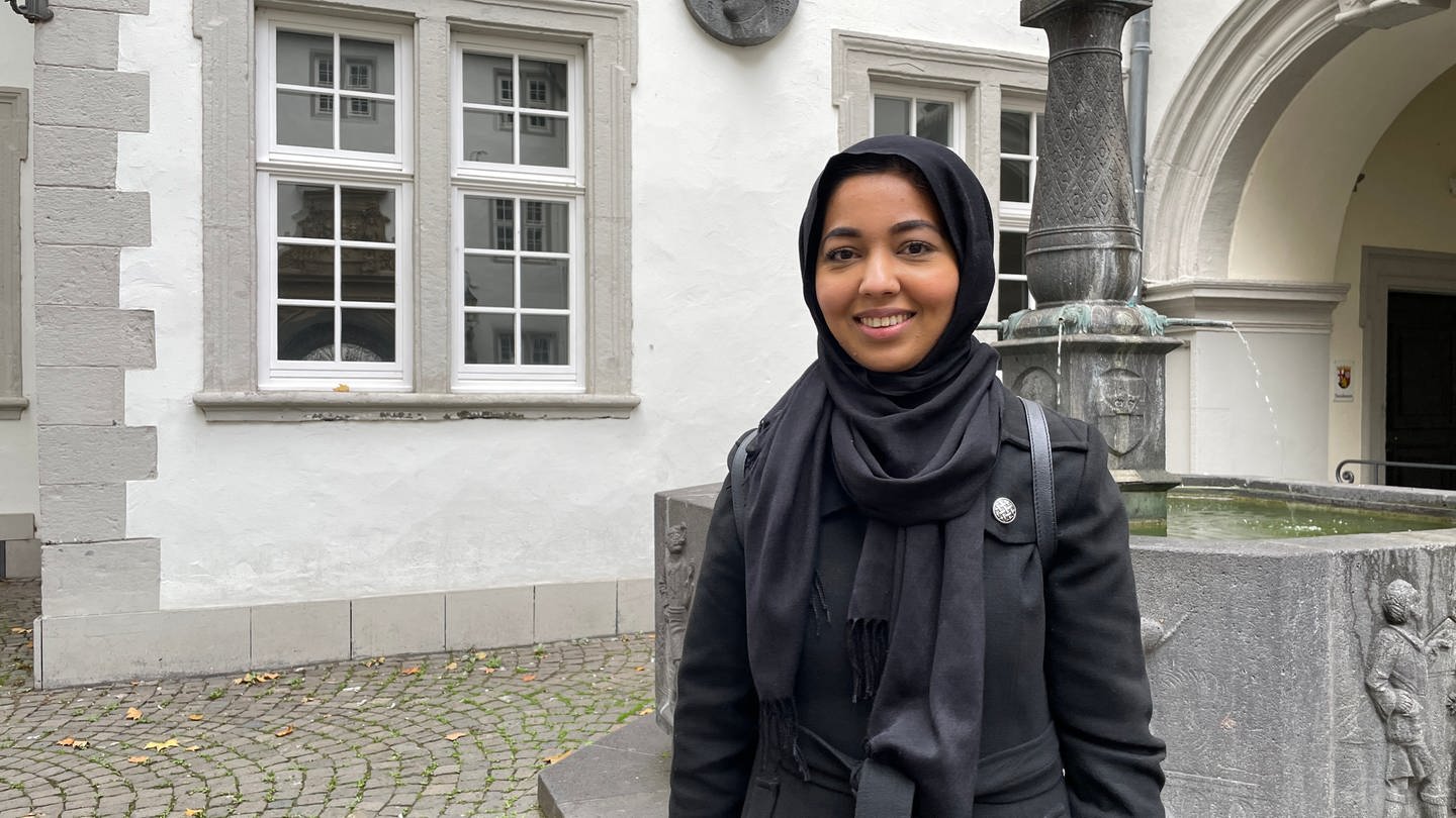 Annam Tahir vor dem Schengel-Brunnen in Koblenz. Sie hat 20.000 Euro von einer Stiftung gewonnen.