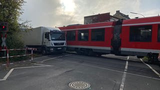 In Bad Neuenahr-Ahrweiler ist am frühen Mittwochmorgen ein Lastwagen mit einem Zug der Ahrtalbahn zusammengestoßen. Nach Polizeiangaben wollte der Lkw einen Bahnübergang überqueren.
