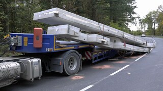 Die Unfallstelle auf der L214 bei Boppard-Buchholz: Hier hat dieser Lastwagen einen Betonpfeiler verloren, der auf ein entgegenkommendes Auto krachte. 