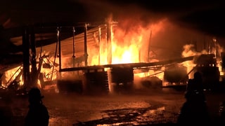 In Rennerod hat in der Nacht das Sägewerk im Industriegebiet gebrannt.