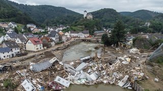 Nach der Flutkatastrophe im Ahrtal 2021 türmte sich das Treibgut in Kreuzberg meterhoch. Jetzt will die Staatsanwaltschaft über eine mögliche Anklage gegen Ex-Landrat Pföhler entscheiden.