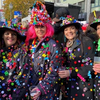 Frauen in bunten Kostümen.