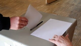 Oberbürgermsiteerwahl in Anxdernach: Wählerin wirft Wahlschein in Wahlurne