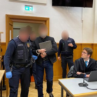 Oberlandesgericht Koblenz: Prozessstart wegen Mord und Anschlag auf Flüchtlinge, der Angeklagte wird in den Gerichtssaal geführt