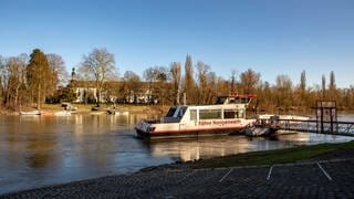 Die Fähre Nonnenwerth ist vor der Insel Nonnenwerth festgemacht. Das Land Rheinland-Pfalz prüft derzeit, ob es Fördergelder vom Träger des ehemaligen Franziskus-Gymnasiums Nonnenwerth zurückfordern kann. Grund dafür ist demnach die Schulschließung im Sommer.