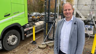 Wolfgang Normann - Geschäftsführer der Rheintal-Transporte - steht vor der ersten LNG-Tankstelle für Lkw in Rheinland-Pfalz.