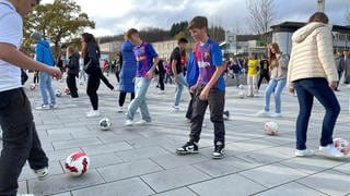 Kinder spielen Fußball auf einem Schulhof in Bad Marienberg