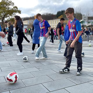 Kinder spielen Fußball auf einem Schulhof in Bad Marienberg