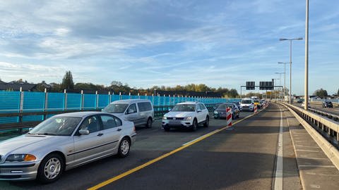Baustelle: Autos stehen im Stau auf der Rheinbrücke bei Neuwied im Stau.