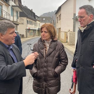Malu Dreyer und Innenminister Ebling im Gespräch mit dem Ortsbürgermeister von Altenahr, Fuhrmann, über den Wiederaufbau.