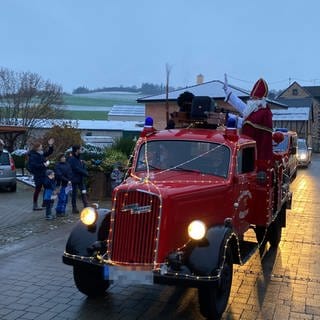 Nikolaus fährt auf altem Opel-Blitz Fueerwehrwagen durch Kobern-Gondorf