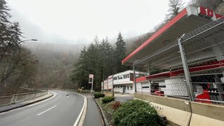 Foto der abgesperrten Tankstelle in Bad Bertrich. Man sieht auch die Straße und im Hintergrund den Wald. Die Tankstelle ist nach einem Hangrutsch geschlossen.