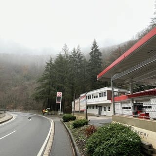 Foto der abgesperrten Tankstelle in Bad Bertrich. Man sieht auch die Straße und im Hintergrund den Wald. Die Tankstelle ist nach einem Hangrutsch geschlossen.