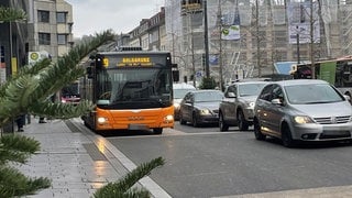 Bus und Autos in der Koblenzer Innenstadt