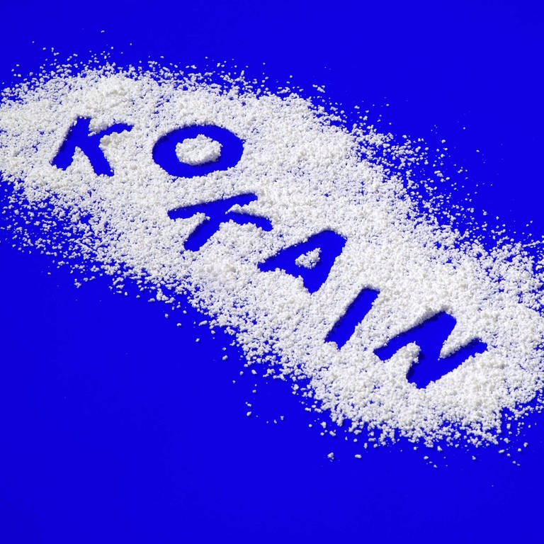 Kokain - Schriftzug in weißem Pulver