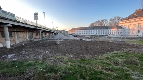 Bauplatz für die neue Pfaffendorfer Brücke nördlich der alten Brücke.