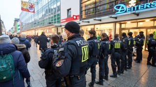 Polizeibeamte am Rande einer Demonstration von Querdenkern gegen die Corona-Maßnahmen in Koblenz.