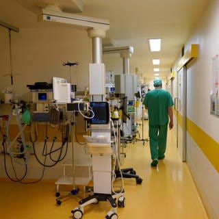 Ein Arzt läuft durch einen OP-Saal: In Hachenburg und Altenkirchen fahren die Krankenhäuser wegen Blitzeises nur in Notbesetzung.
