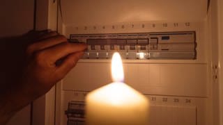 Kerze vor einem Sicherungskasten - die Stadt Koblenz hat einen Notfallplan für den Fall eines längeren Stromausfalles vorgestellt.