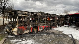 Ein abgebrannter Bus steht auf einem Abstellplatz in Koblenz-Wallersheim. Dort haben am Montagvormittag fünf Linienbusse gebrannt.