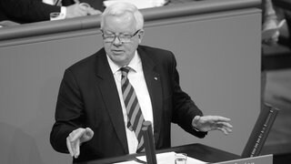 Der Koblenzer CDU-Politiker Michael Fuchs bei einer Rede im Bundestag. Wie eine Sprecherin der CDU Rheinland-Pfalz am Montag mitteilte, ist Fuchs im Alter von 73 Jahren verstorben.