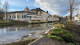 Das von der Flut zerstörte Kurhaus von Bad Neuenahr-Ahrweiler am Ahrufer im Dezember 2022