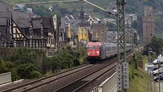 Ein Eisenbahnzug passiert die Altstadt von Oberwesel