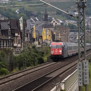Ein Eisenbahnzug passiert die Altstadt von Oberwesel