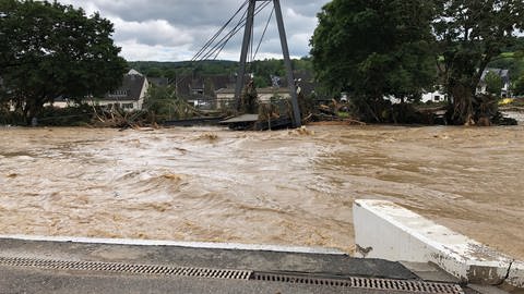 Eine der zerstörten Brücken in Ahrweiler am Vormittag des 15.7.2021, der Fluß führt mit starker Strömung noch sehr viel Wasser.
