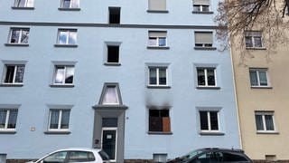 Die Fassade des Mehrfamilienhauses in Koblenz in der Goldgrube nach dem Brand. Rauchspuren sind am Fenster im Erdgeschoss zu sehen.