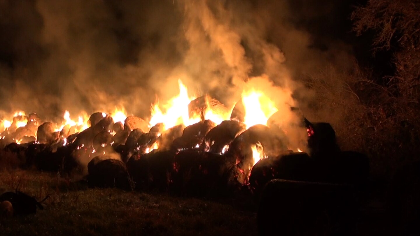 Brennende Heuballen in der Grafschaft (Symbolbild)