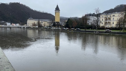 Der Quellenturm in Bad Ems an der Lahn im grauen Januarwetter