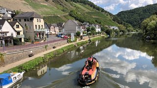 Die Lahn bei Obernhof und ein kleines Boot fährt.