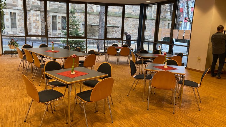 Ein Blick in den leeren Raum mit den gedeckten Tischen beim Projekt "Suppe für alle" in Neuwied