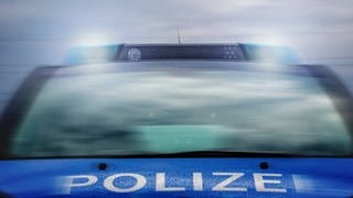 Ein Polizeiwagen: Nach Polizeiangaben befindet sich die Firma, in der es eine Verpuffung oder Explosion gegeben hat, im Industriegebiet Elisenhütte bei Nassau an der Lahn.