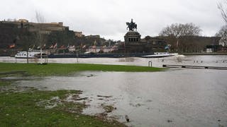 Leichtes Hochwasser am Deutschen Eck in Koblenz 
