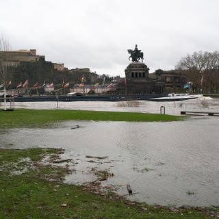 Leichtes Hochwasser am Deutschen Eck in Koblenz 
