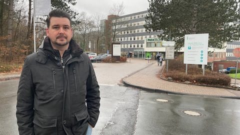 Bad Ems Stadtbürgermeister Oliver Krügel steht vor der Einfahrt zur Paracelsus-Klinik in Bad Ems