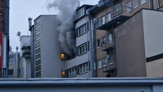 Ein Brand in der Innenstadt von Koblenz, Flammen und dichter Rauch sind zu sehen in dem Wohnhaus