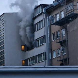 Ein Brand in der Innenstadt von Koblenz, Flammen und dichter Rauch sind zu sehen in dem Wohnhaus