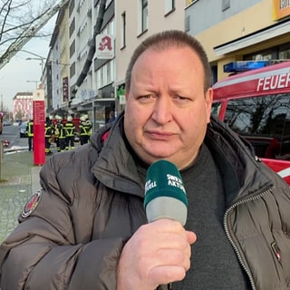 SWR-Reporter Andreas Krisam berichtet über den aktuellen Stand nach dem Brand mit einem Toten in einem Bürogebäude in der Nähe des Koblenzer Hauptbahnhofes. 