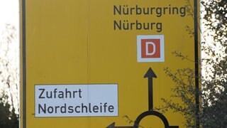 Ein Hinweisschild mit dem Hinweis auf die Zufahrt zur Nürburgring-Nordschleife