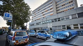Polizeiautos vor dem Polizeipräsidium in Koblenz