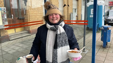 Sonja Schmitz bekommt Suppe und Kaffee vom Käktebus Koblenz